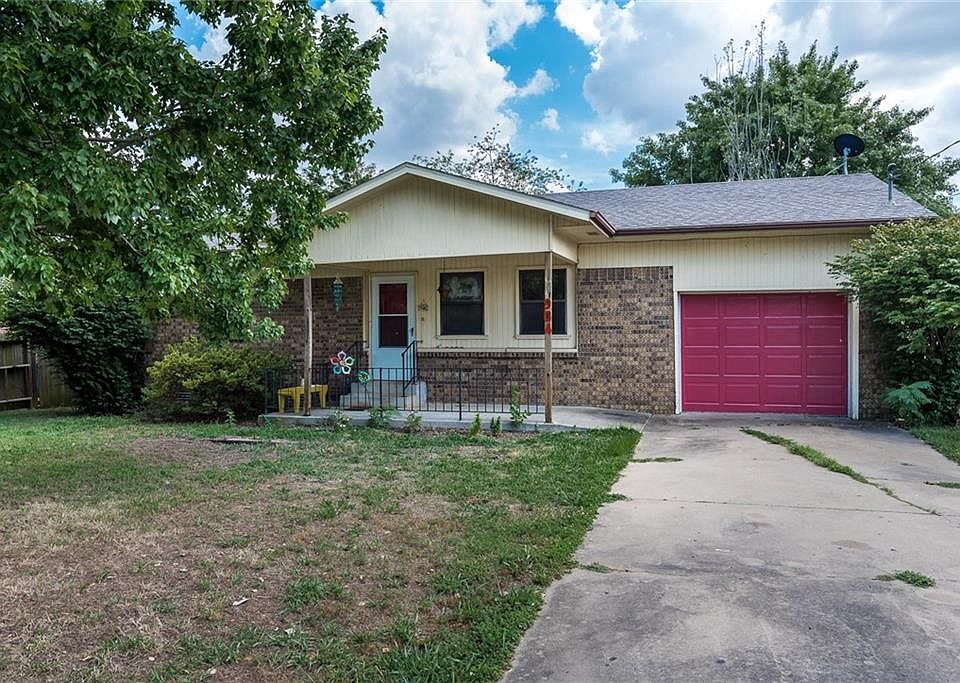 1st image of 904 SE 12th St
