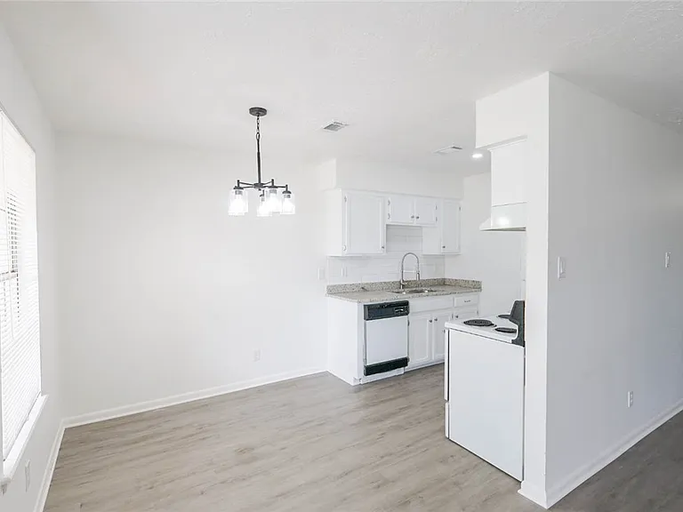 1202 Airline Dr — Photo 2
