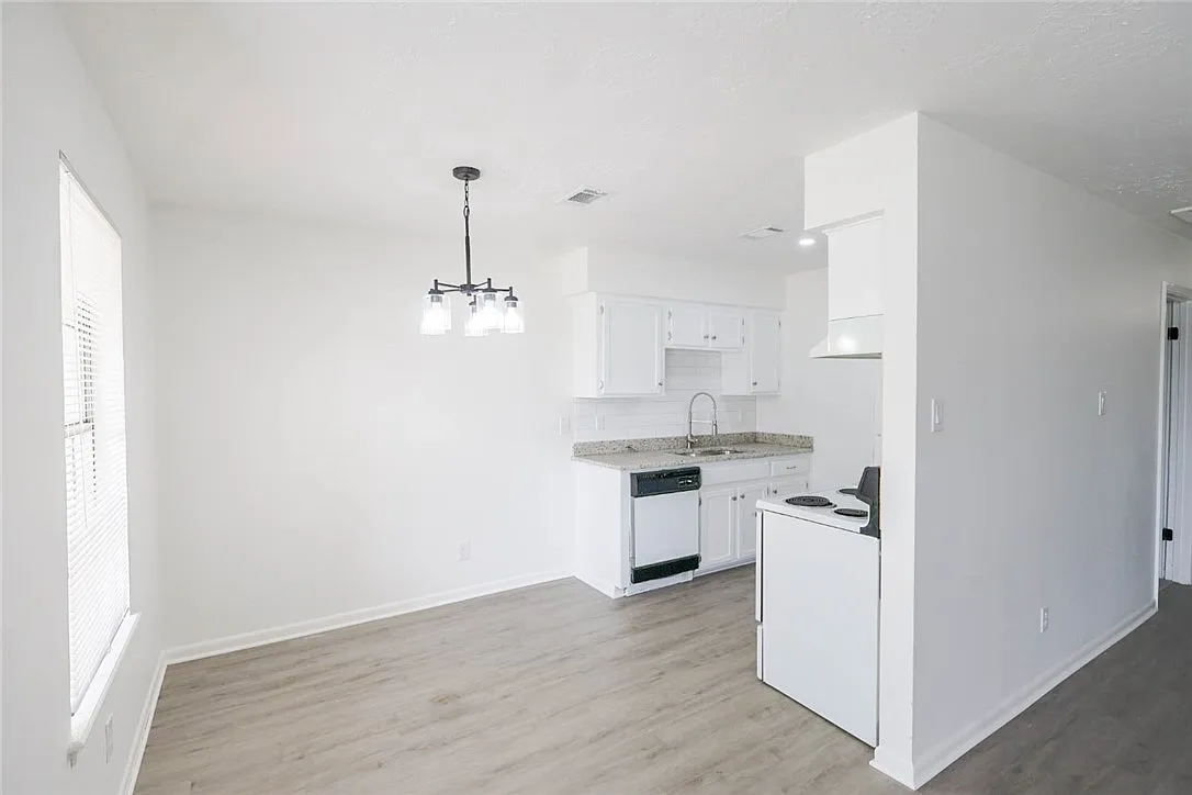 Building Photo - 1202 Airline Dr