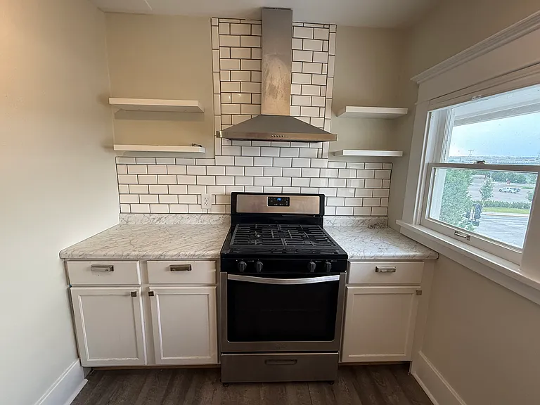 241 W 9th St #3 — Photo 2