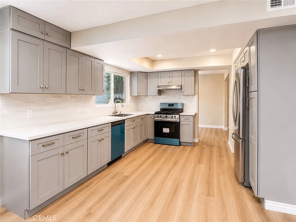 4 bed, 2203 sqft, $5,600 — Photo 2
