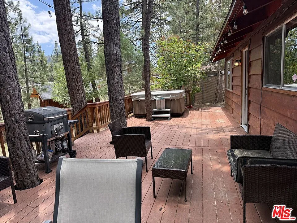 3 bed, 1.0 bath, 1083 sqft, $2,195 — Photo 2
