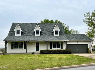 910 Country Side Dr, Webb City, MO 64870