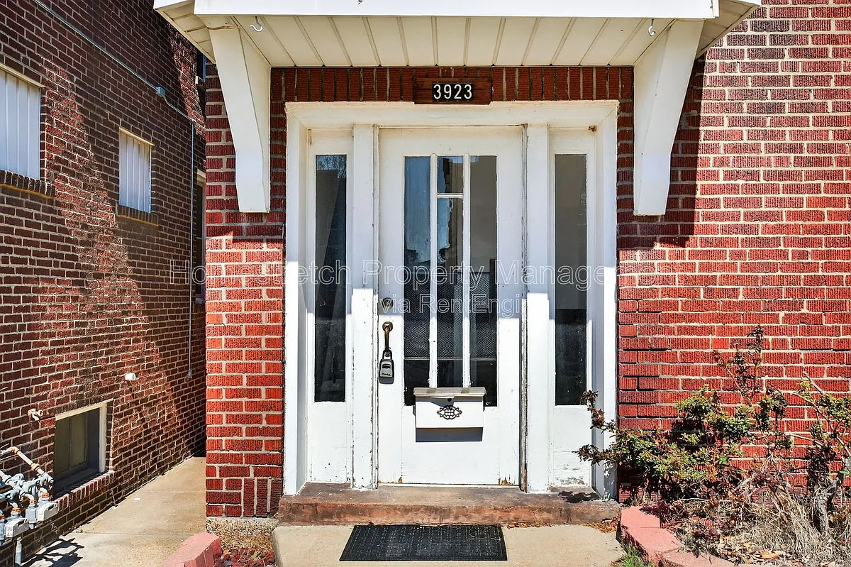Building Photo - 3923 Miami St #2F