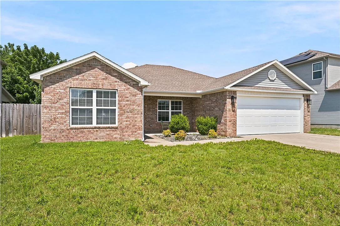 4 bed, 2.0 bath, 1634 sqft, $1,950 — Photo 1