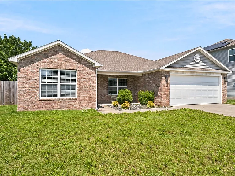 802 SW Green World St — Photo 1