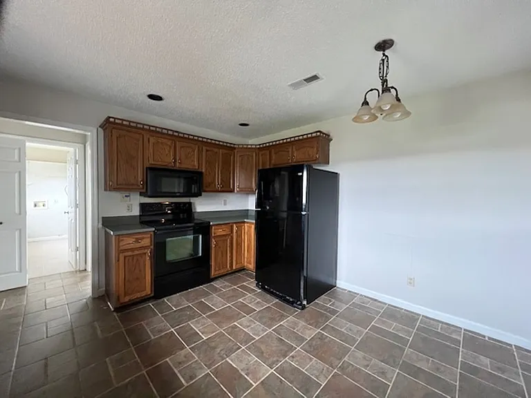 1403 Broadview Cir — Photo 5