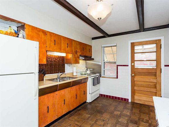 4th image of 9024 Consul Ave