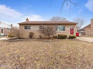 17841 Edgefield Dr, Clinton Township, MI 48035