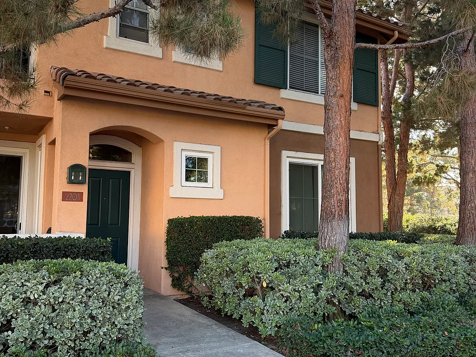 2203 Ladrillo Aisle