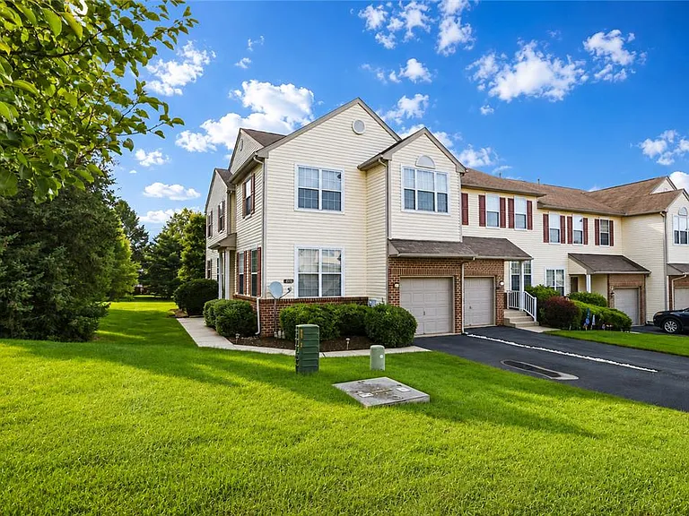 8100 Cross Creek Cir — Photo 2