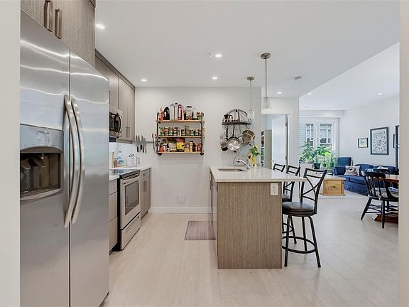 5th image of 2783 Strathmore Rd #305