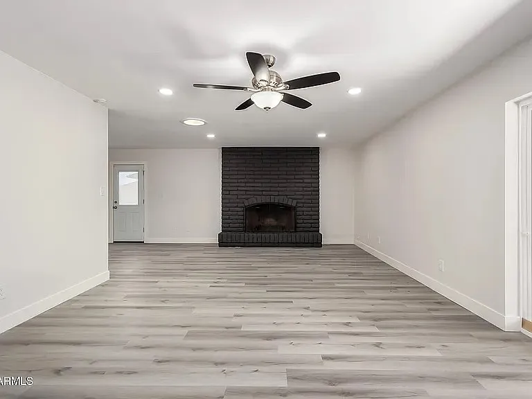 5209 W Hatcher Rd — Photo 1