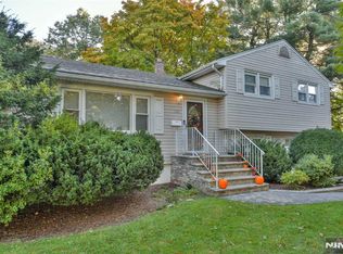 786 Wynetta Pl, Paramus, NJ 07652