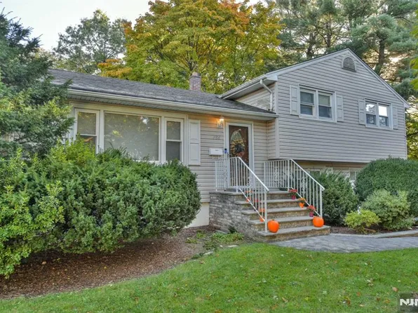 786 Wynetta Pl, Paramus, NJ 07652