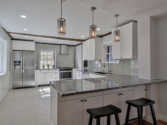 4th image of 567 Essex Ave