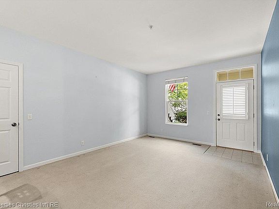 5th image of 185 Hamilton St