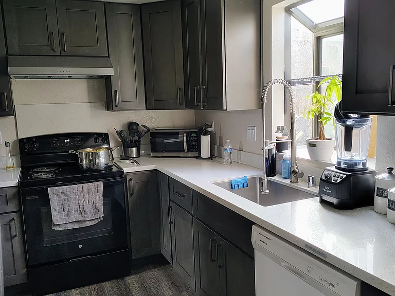 2917 Honeynut St — Photo 4
