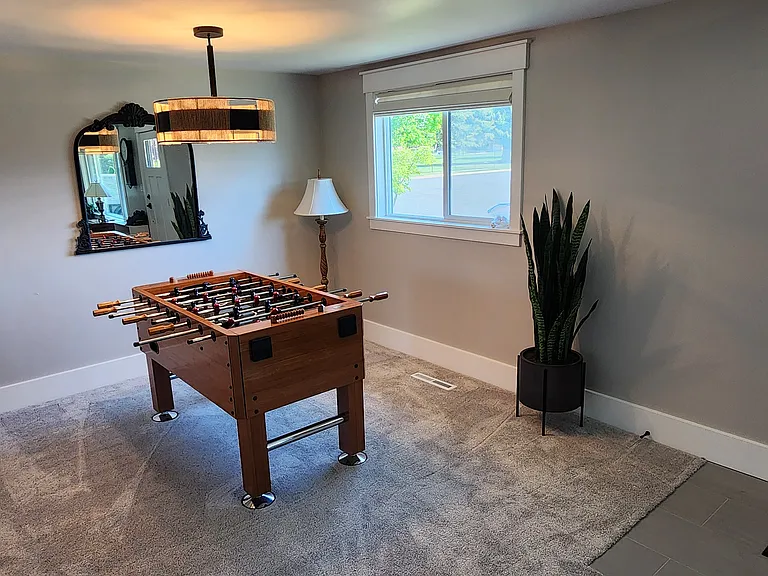 1393 Davis Ave — Photo 21