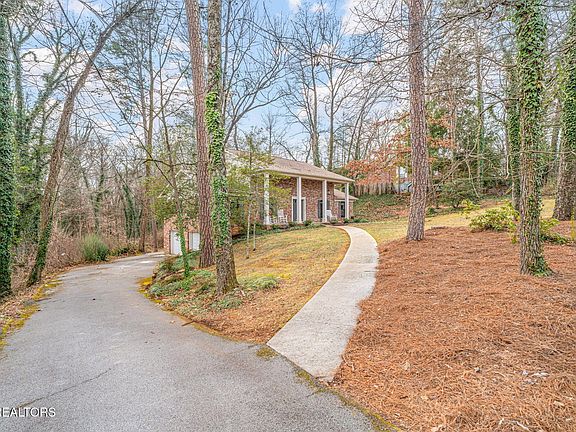 4th image of 329 Forest Oak Dr