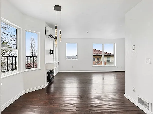 423 NW Uptown Ter — Photo 3