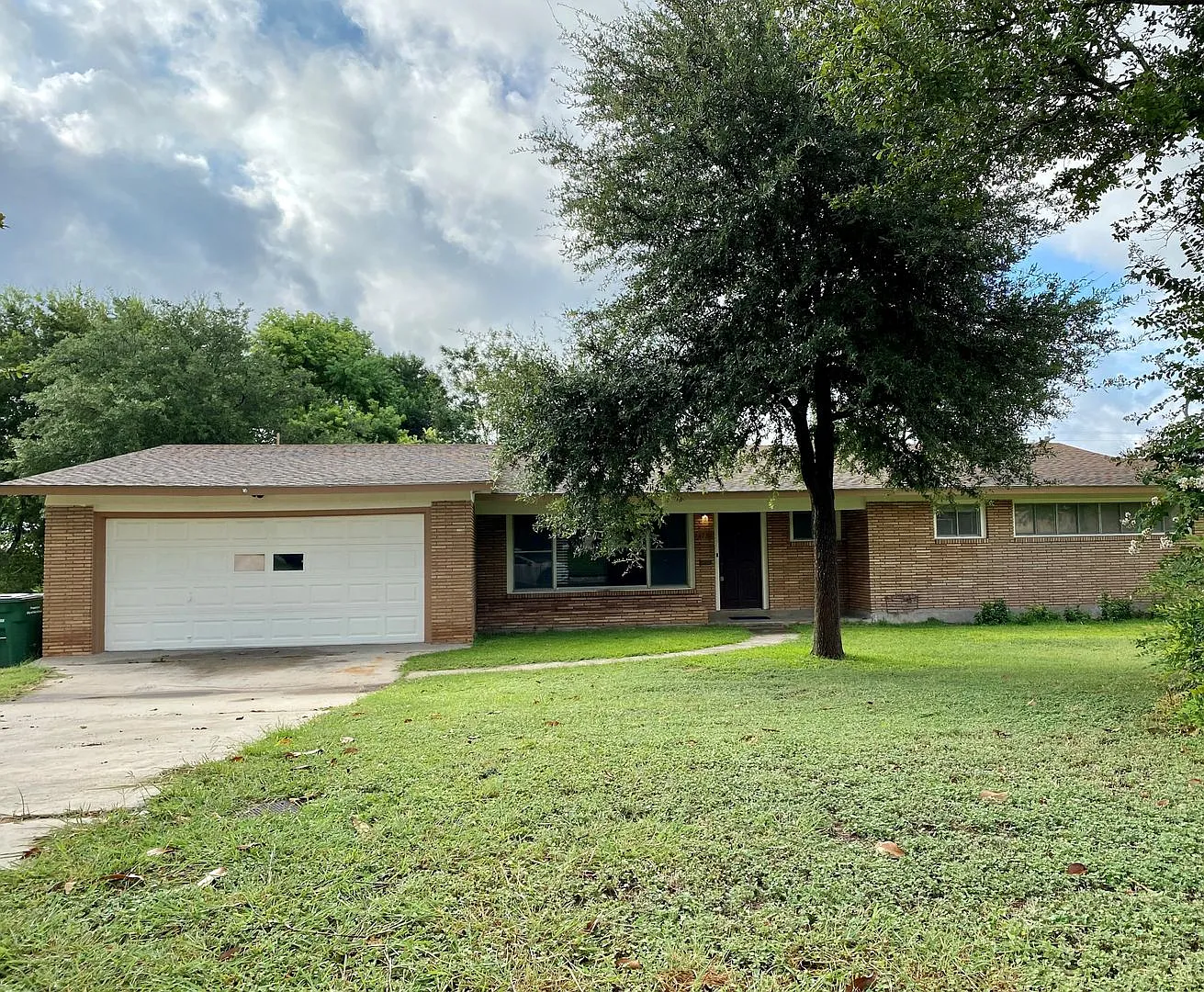 3 Bedroom 2 Bathrooms located in Oak Hills Subdivision — Photo 1