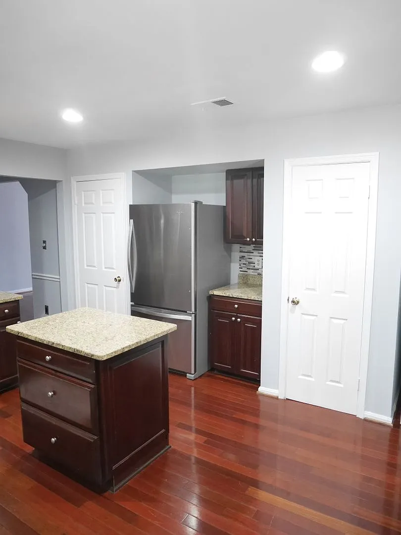 Spacious 5 Bedroom Home in Quiet Cul-de-Sac — Photo 4