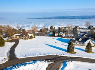 1031 Lakeview Dr, Boyne City, MI 49712