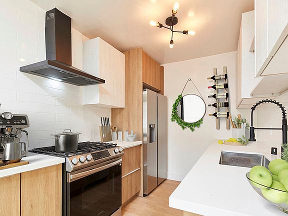 3rd image of 202 N Manhattan Pl