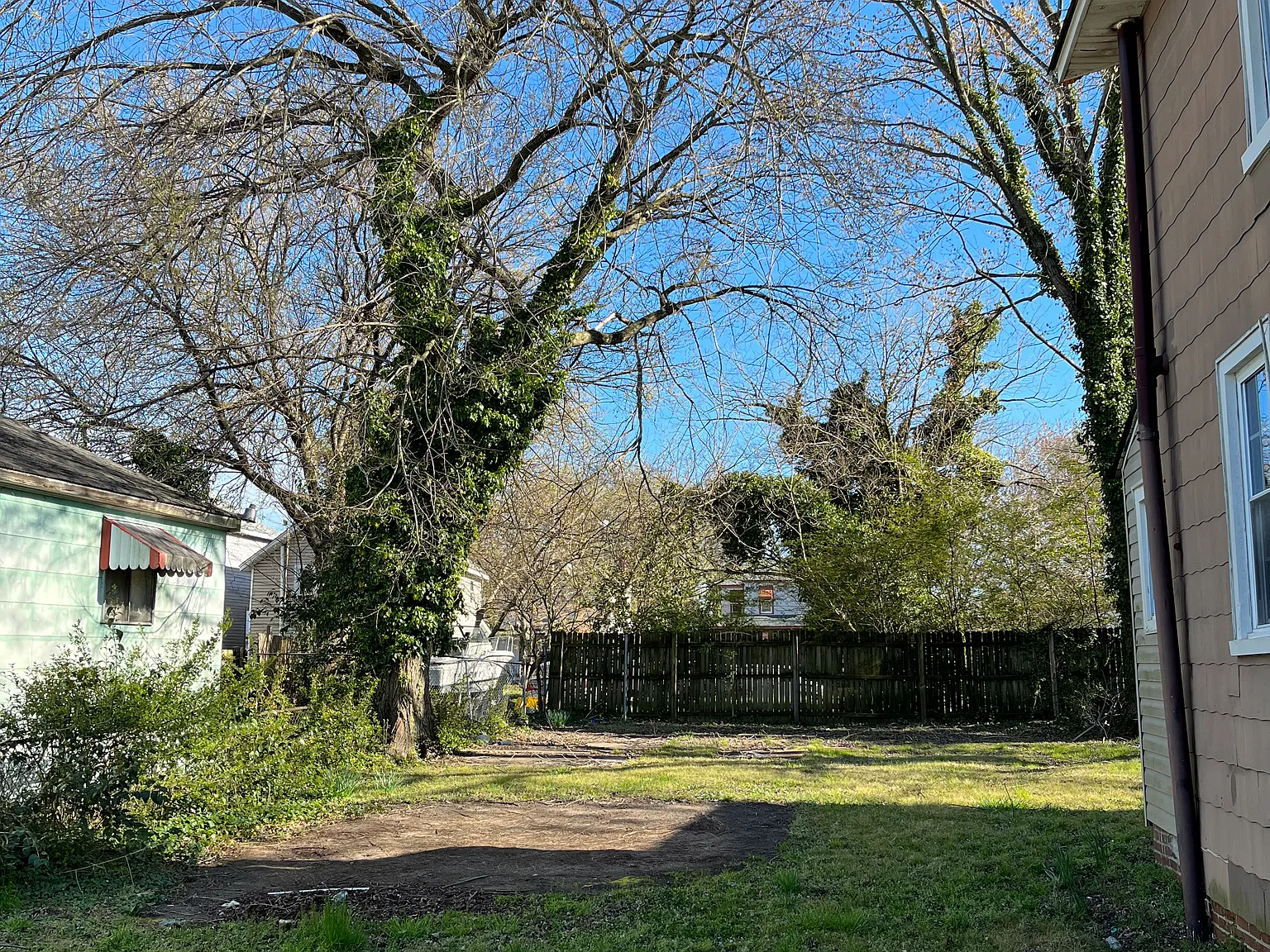 4 bed, 1200 sqft, $1,700 — Photo 2