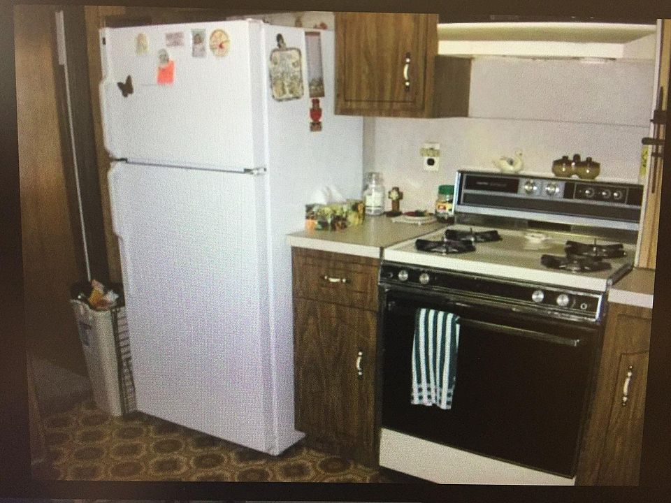 2nd image of 138 E 8th St #2