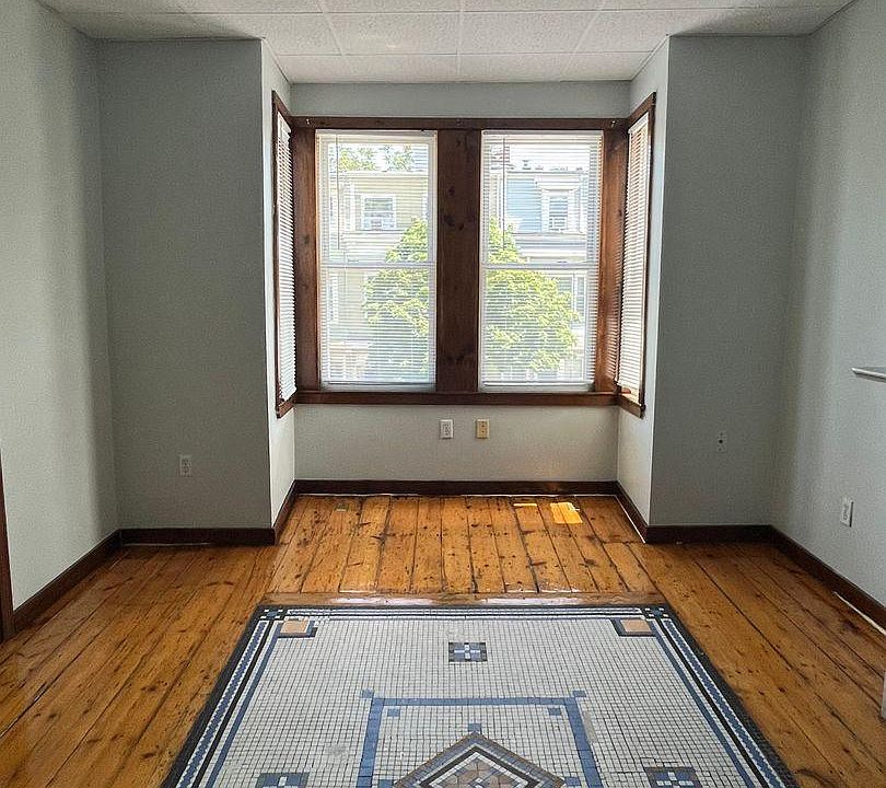 2nd image of 60 Chelsea St