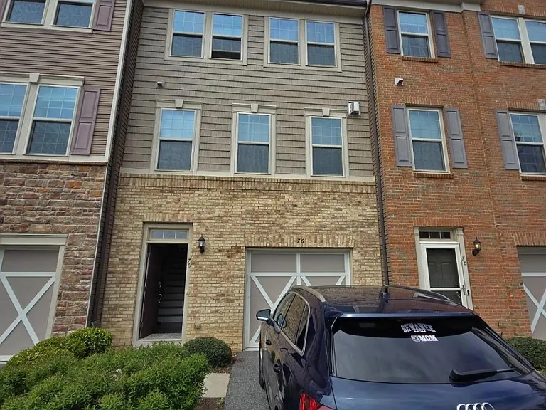 76 Albert Ct — Photo 3