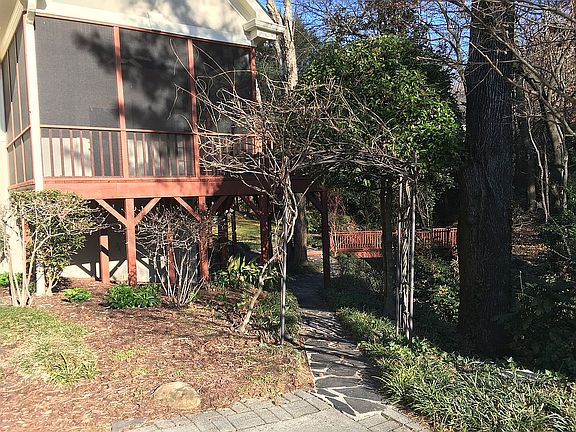 4th image of 1011 Lenox Valley Dr NE