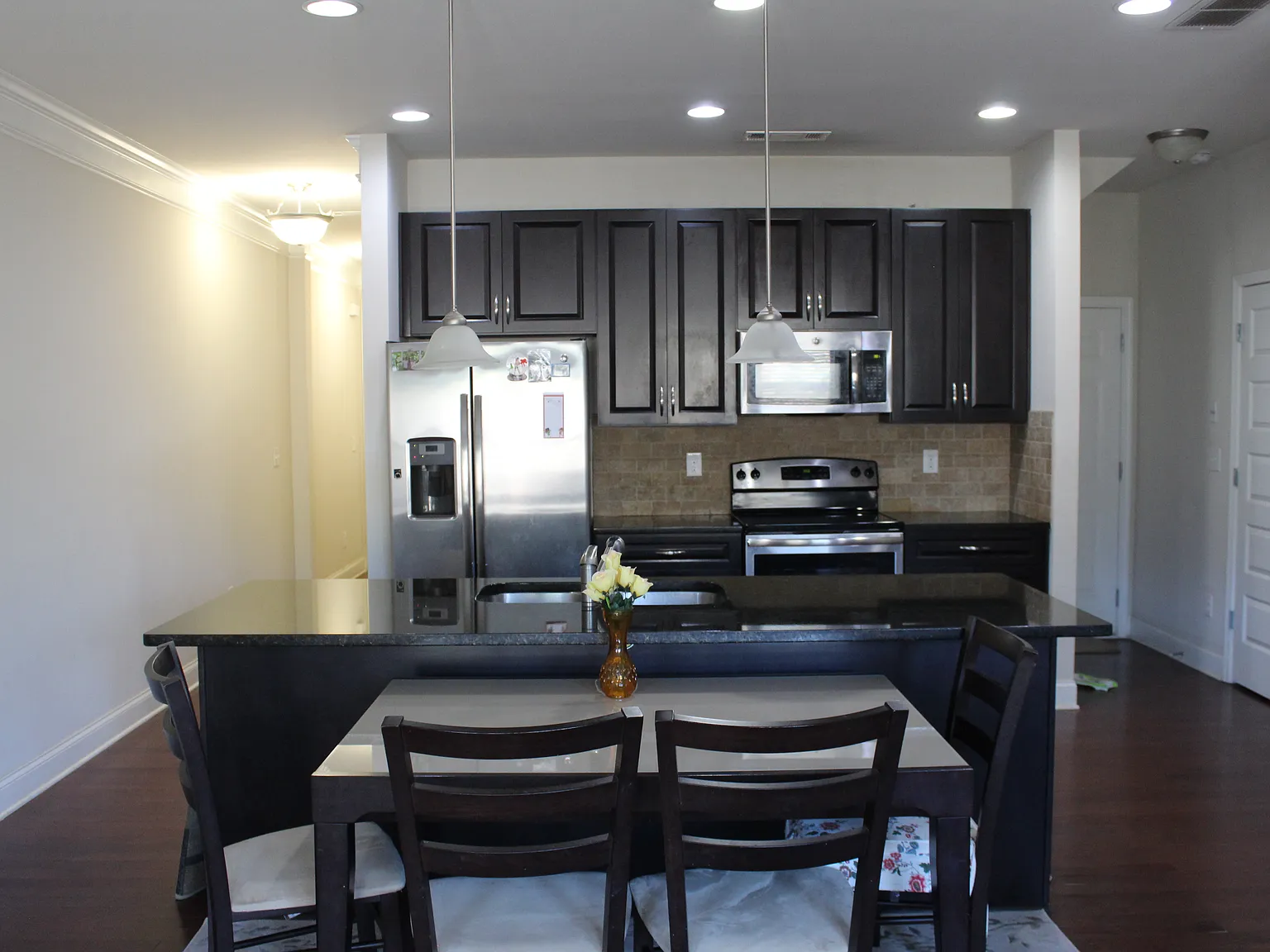 3 bed, 2.5 bath, 2000 sqft, $2,650 — Photo 3
