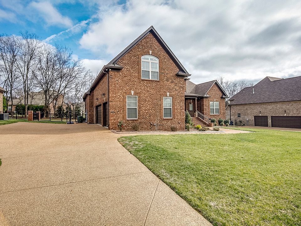 1st image of 1056 Luxborough Dr