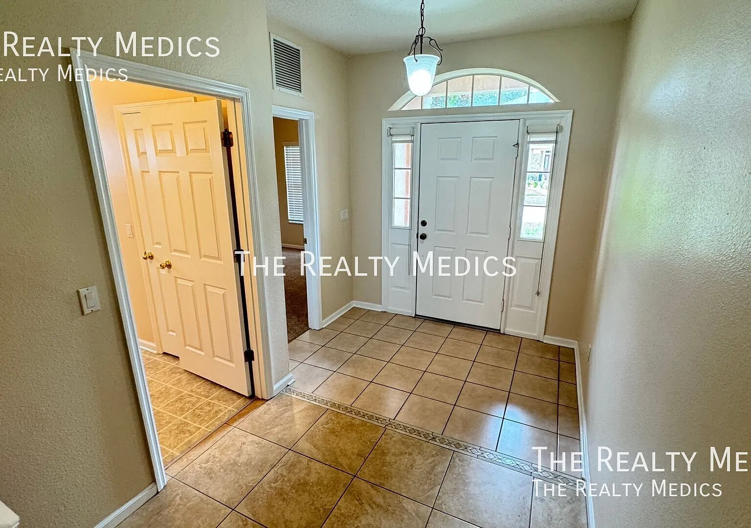 Wonderful Home Near Waterford Lakes Town Center! — Photo 3