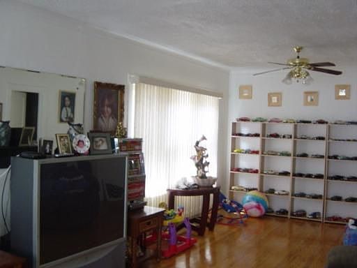3rd image of 2710 Lombard Ave