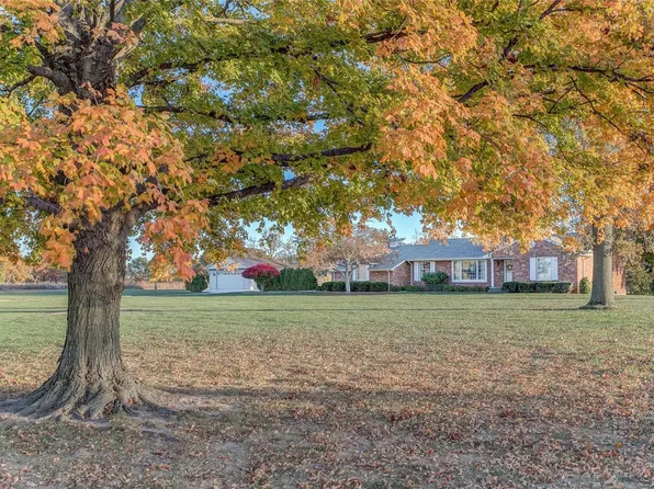 4527 Levis Ln, Godfrey, IL 62035