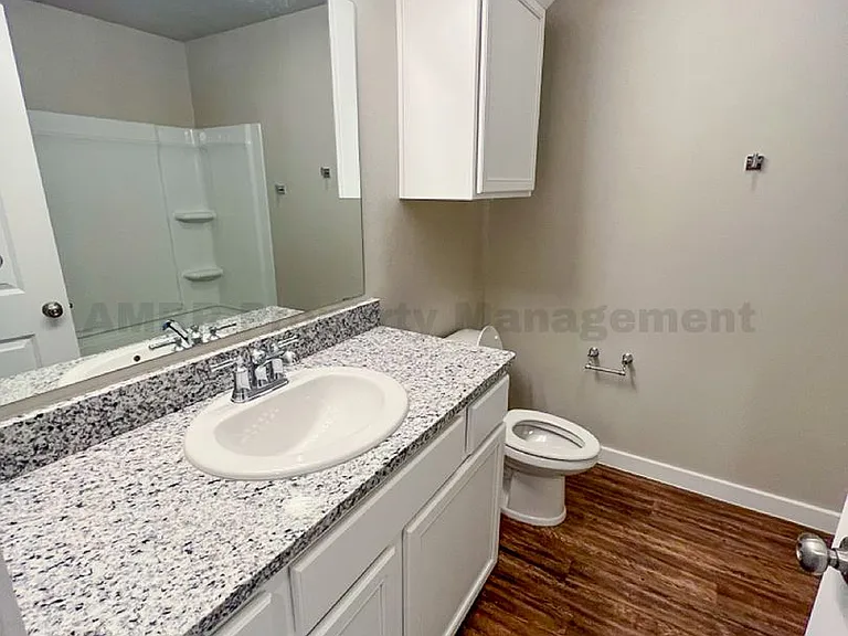 2030 Kenwood Ave — Photo 25