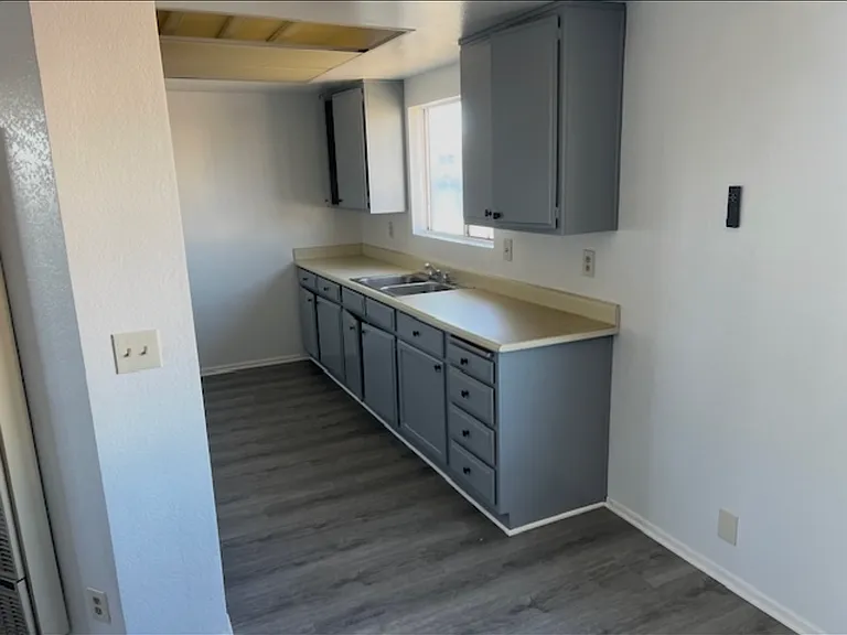 513 W Queen St #7 — Photo 9