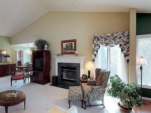 4th image of 10 Garrettsen Dr