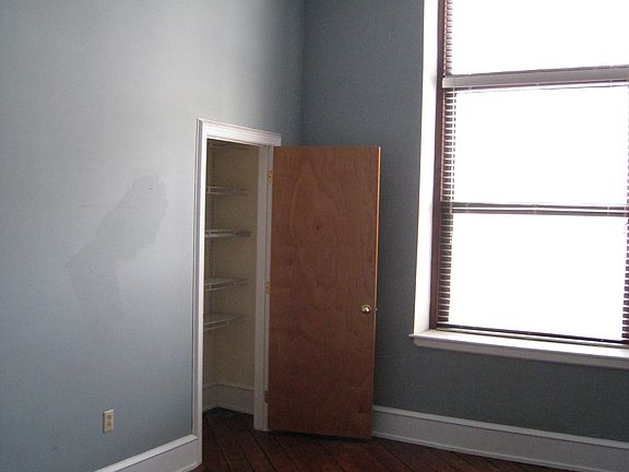 Large Bedroom/14ft ceilings