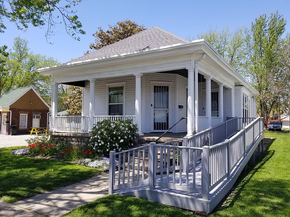 2nd image of 708 W 2nd St