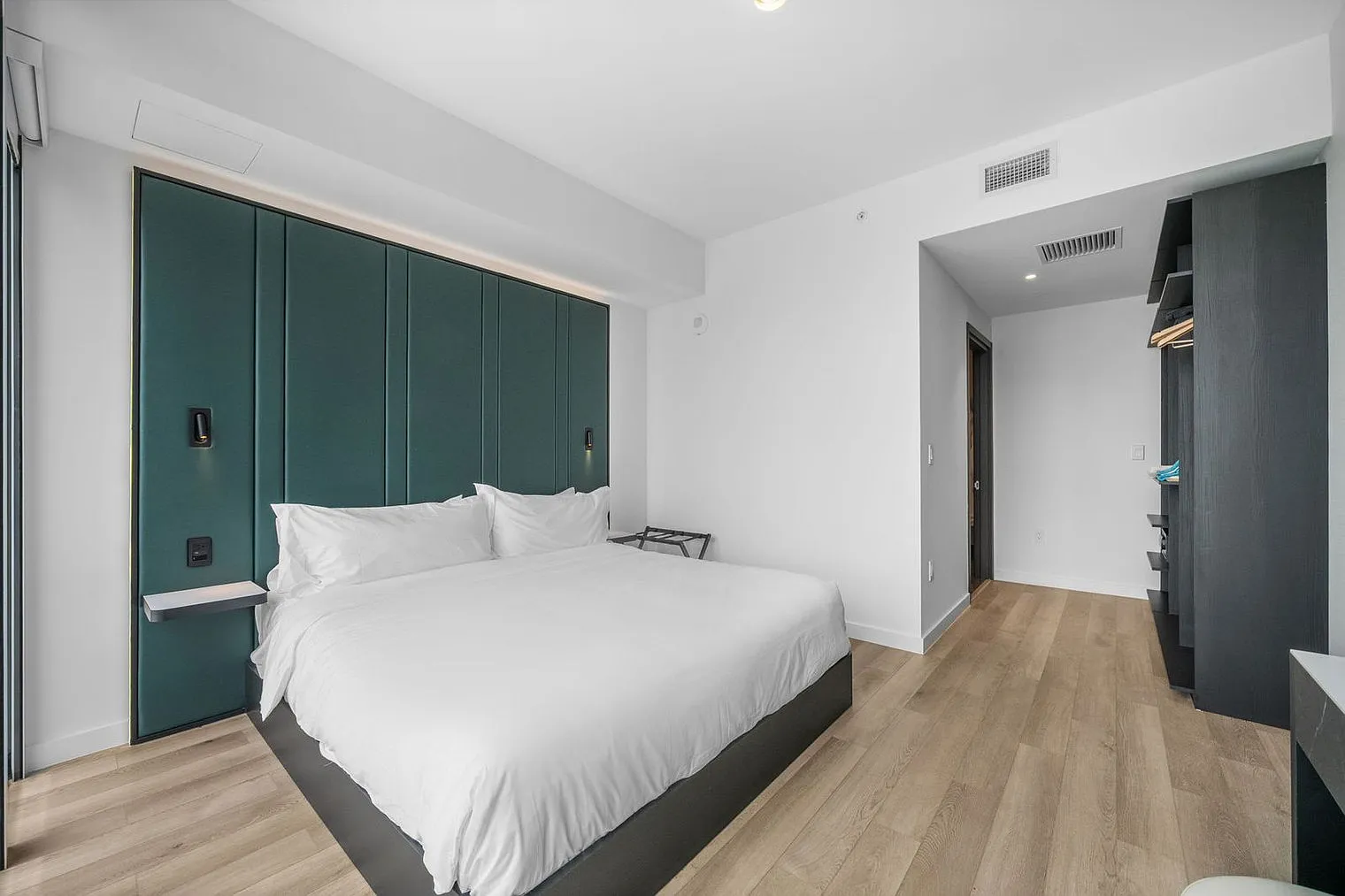 1 bed, 1.0 bath, 796 sqft, $7,360 — Photo 1