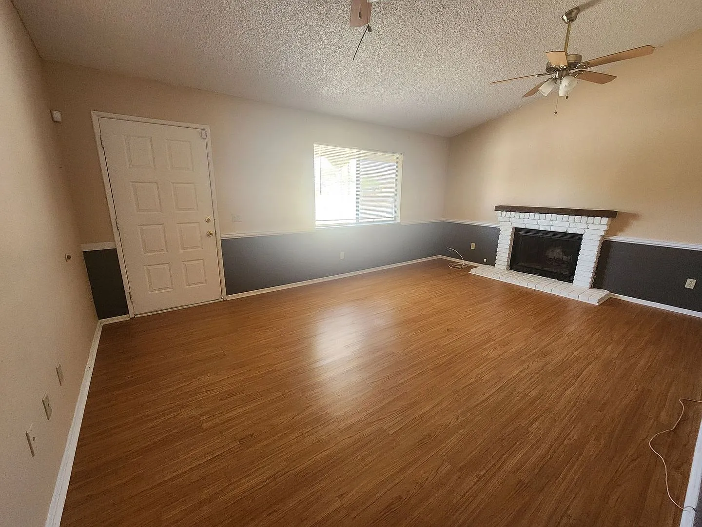 Corner Lot 2 Bedroom w/ 2 Car Garage — Photo 4