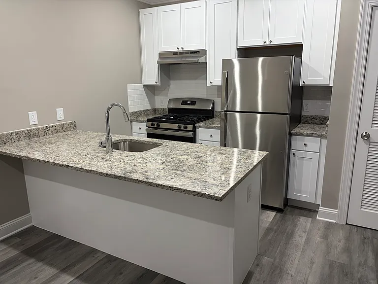 337 Front St — Photo 1