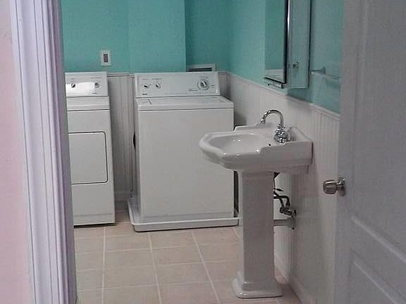Bathroom with washer/dryer