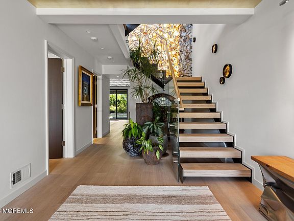 5th image of 14 Seaview Avenue