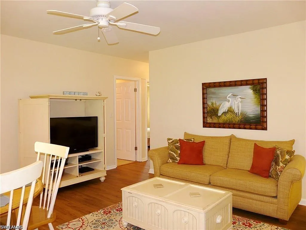 2 bed, 1.0 bath, 704 sqft, $2,100 — Photo 3